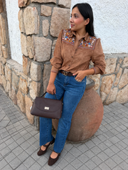Camisa Antelina camel bordado