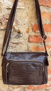 Bolso bandolera marrón chocolate textura trenzado