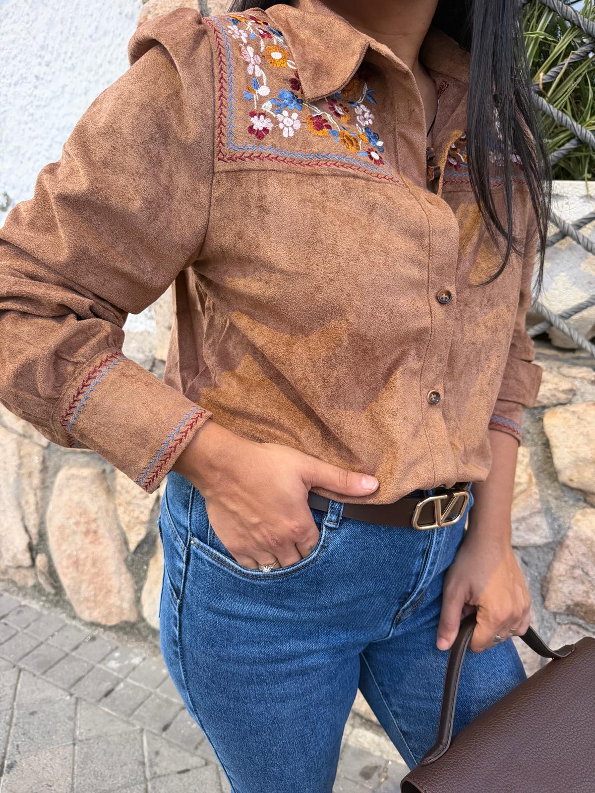 Camisa Antelina camel bordado