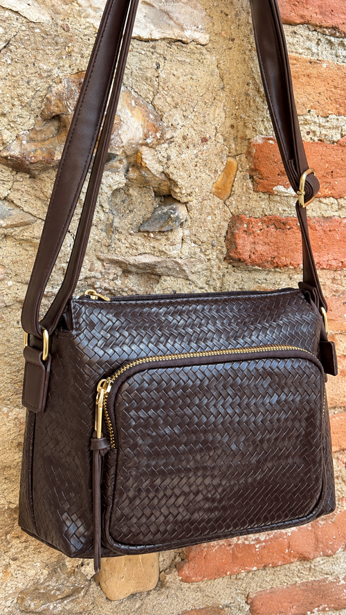 Bolso bandolera marrón chocolate textura trenzado