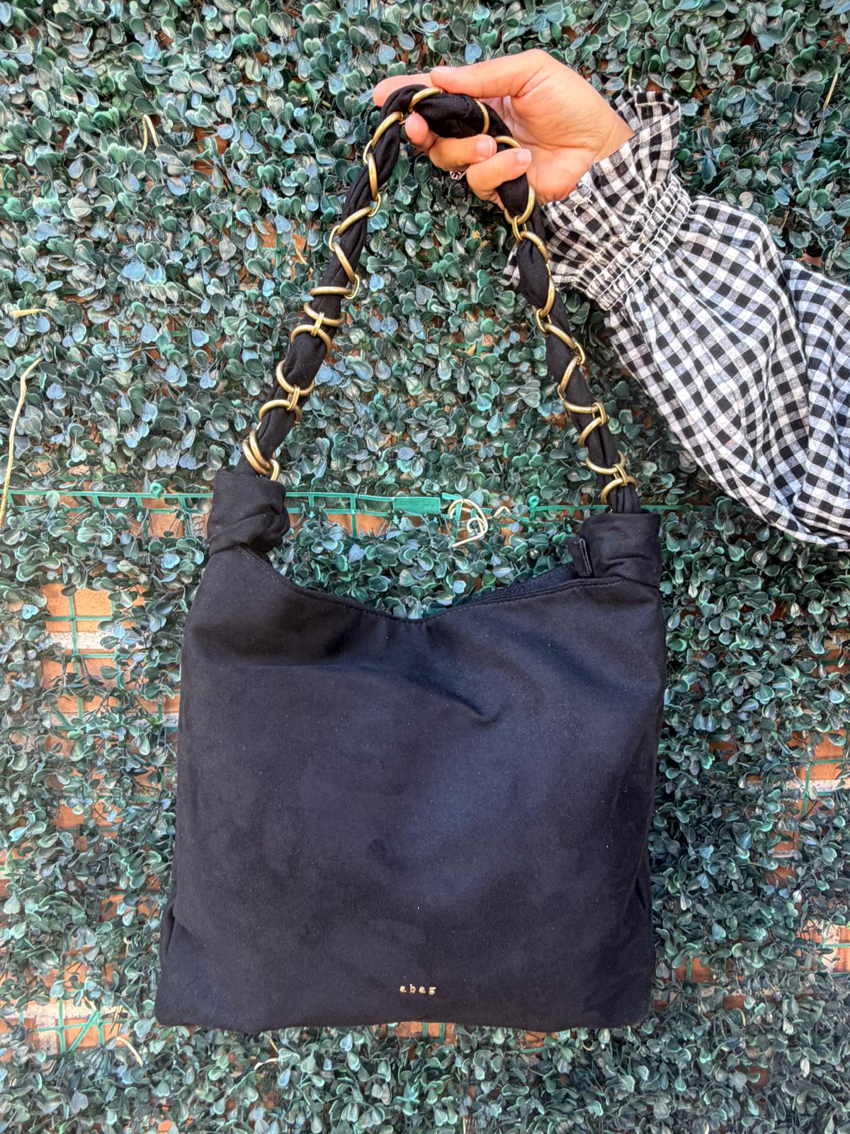 Bolso negro antelina  asa detalle dorado