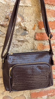 Bolso bandolera marrón chocolate textura trenzado