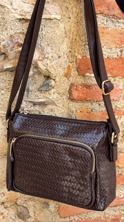 Bolso bandolera marrón chocolate textura trenzado